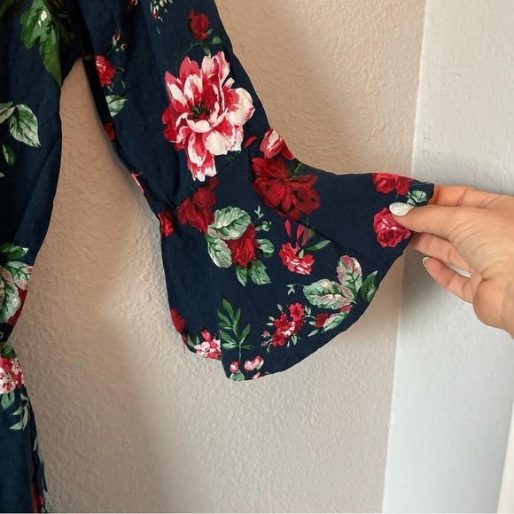 Ambiance Navy Floral Ruffle Trim V-Neck 3/4 Sleeve Romper Women's Size Small - Picture 3 of 11